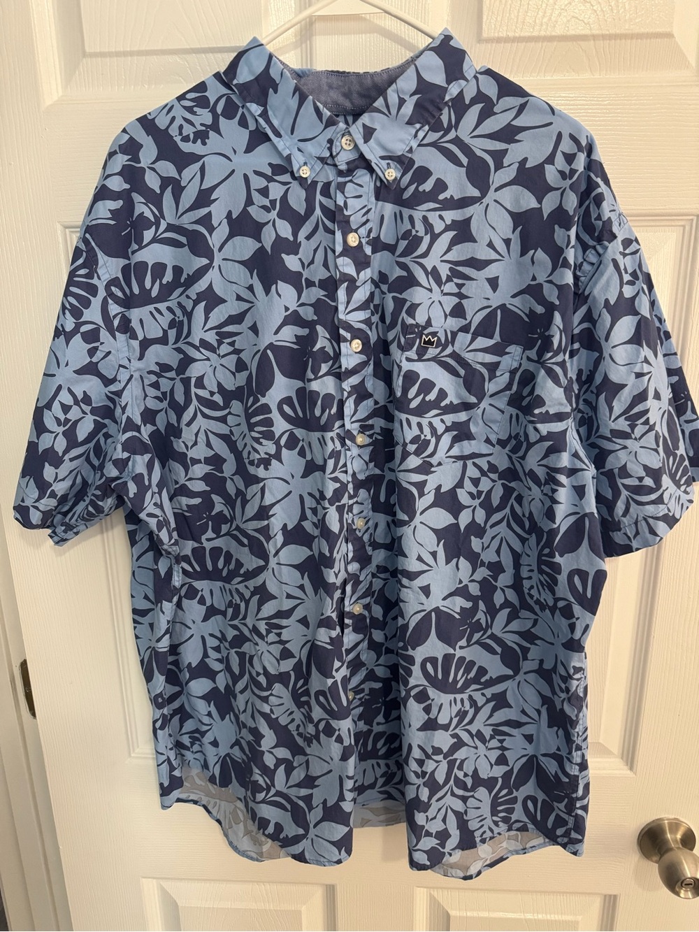 crown & ivy Light Blue and Navy Floral Button-Front Shirt